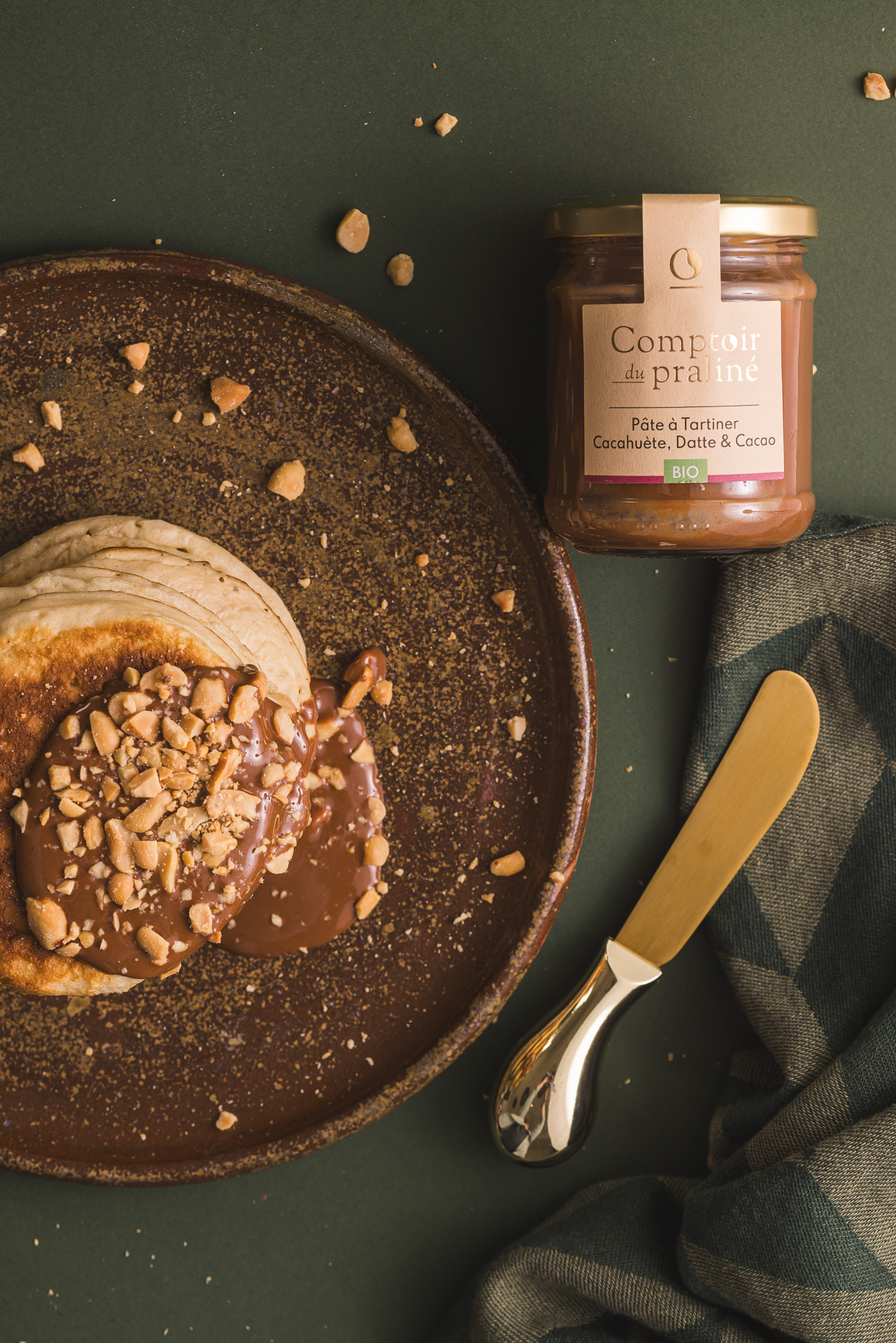 Pancakes à la pâte à tartiner cacahuète datte et cacao. Sans sucre ajouté et riche en fibre. gouter sans sucre pour enfant